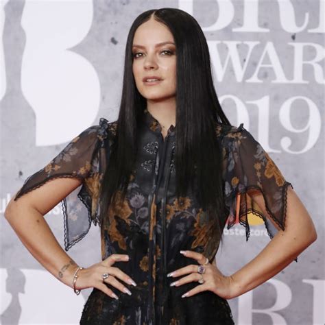 Lily Allen shares topless video in Brit Awards behind.